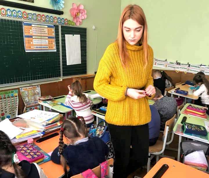 Марта Дзіндзюра роздумує над тим, як дійти до кожного учня (Тернопільська школа №24)